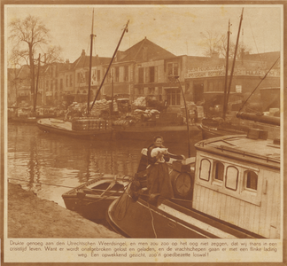 65421 Gezicht op enkele afgemeerde schepen aan de Nieuwe Kade te Utrecht ter hoogte van de Koningstraat, met op de ...